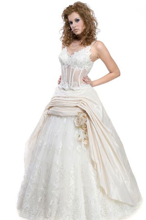 Rochie de mireasa disponibila in magazinele Maya Fashion.