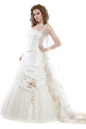 Rochie de mireasa disponibila in magazinele Maya Fashion.