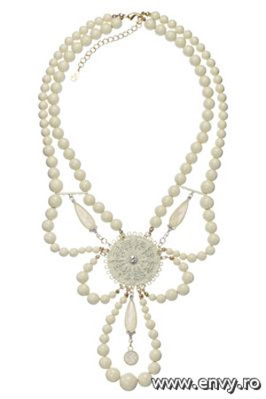 Colier disponibil in magazinele Accessorize.