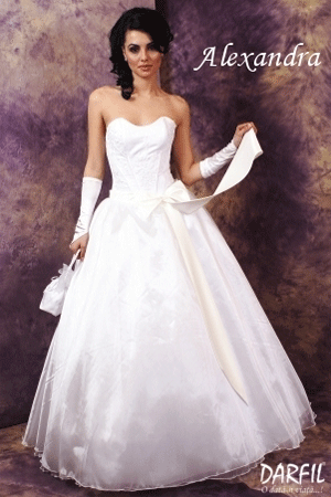 Rochie de mireasa disponibila in magazinele Darfil.
&nbsp;