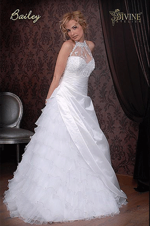 Rochie de mireasa disponibila in magazinele Divine.