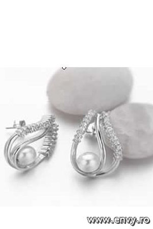 Cercei cu perle disponibili in magazinele Be Precious.&nbsp;