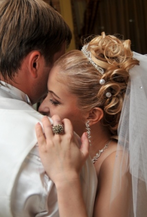 Coafura romantica de mireasa, cu perle