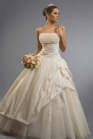 Rochie de mireasa disponibila in magazinele Calin Events.