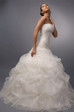 Rochie de mireasa disponibila in magazinele Calin Events.