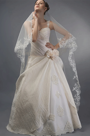 Rochie de mireasa disponibila in magazinele Calin Events.
