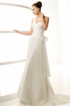 Rochie de mireasa disponibila in magazinele Bien Savvy., colectia