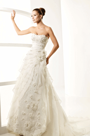 Rochie de mireasa disponibila in magazinele Bien Savvy., colectia