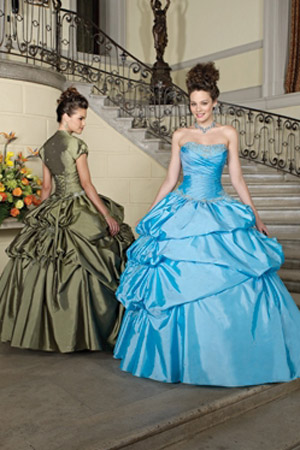 Rochie pentru domniosarele de onoare disponibila in magazinele Avangarde