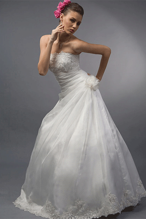 Rochie de mireasa disponibila in magazinele Calin Events.