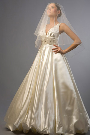 Rochie de mireasa disponibila in magazinele Calin Events.&nbsp;