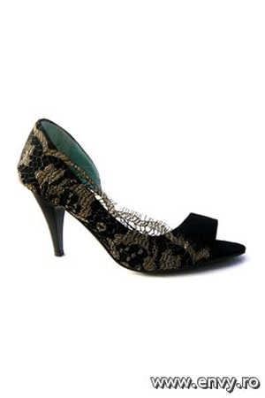 Pantofi disponibili in magazinele Papucei.ro
&nbsp;