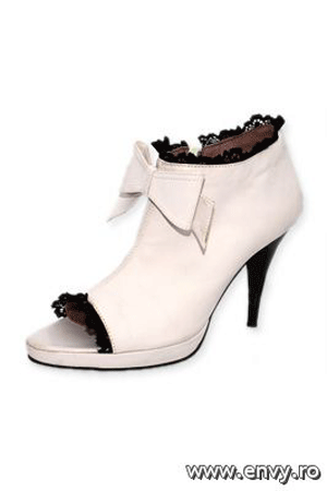 Pantofi disponibili in magazinele Papucei.ro
&nbsp;