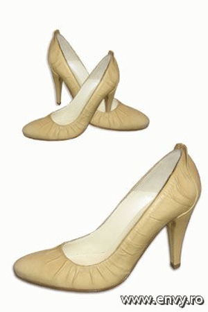 Pantofi disponibili in magazinele Il Passo.