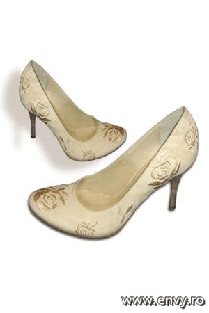 Pantofi disponibili in magazinele Il Passo.