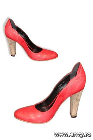 Pantofi disponibili in magazinele Il Passo.