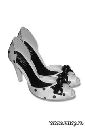 Pantofi disponibili in magazinele Il Passo.
