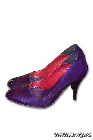 Pantofi disponibili in magazinele Il Passo.