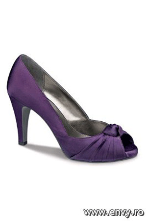 Pantofi disponibili in magazinele Deichmann.