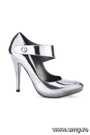 Pantofi disponibili in magazinele Aldo.
&nbsp;