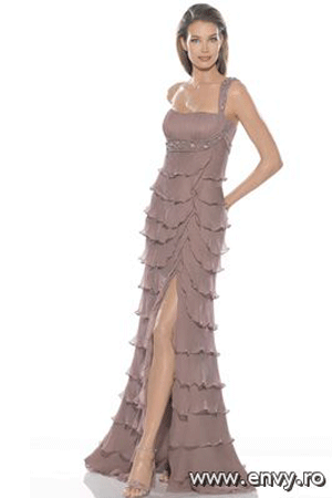 Rochie de seara disponibila in magazinele Bien Savvy.