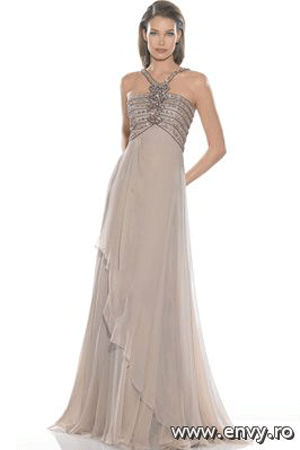 Rochie de seara disponibila in magazinele Bien Savvy.