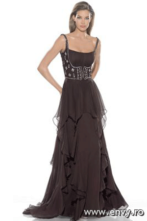 Rochie de seara disponibila in magazinele Bien Savvy.