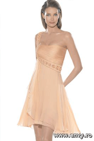 Rochie de seara disponibila in magazinele Bien Savvy.