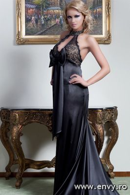 Rochie disponibila in magazinele Bien savvy.&nbsp;