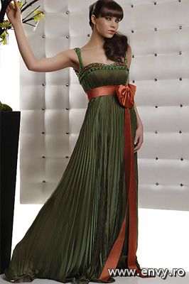 Rochie disponibila in magazinele Bien savvy.&nbsp;