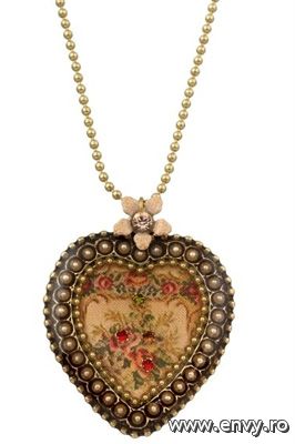 Medalion disponibil in magazinele Tamara.&nbsp;