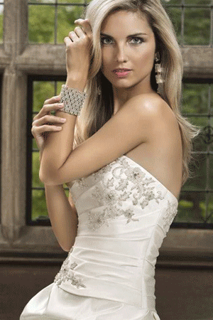 Rochie de mireasa cu broderie lucrata manual