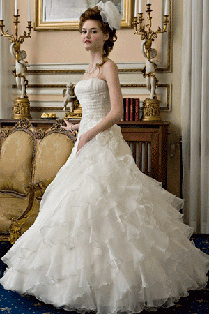 Rochie de mireasa cu volane voluminoase