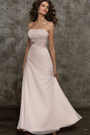 Rochie de ocazie disponibila in Magazinele Avangarde Brides.