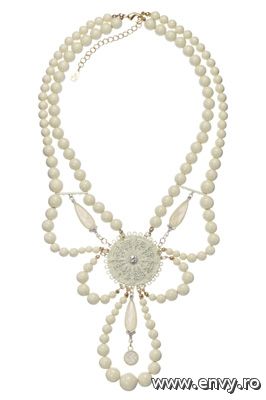 Colier cu perle disponibil in magazinele Accessorize.
