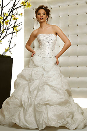 Rochie de mireasa disponibila in Magazinele Bien Savvy.&nbsp;