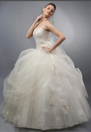 Rochie de mireasa disponibila in Magazinele Calin Events.&nbsp;