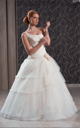Rochie de mireasa disponibila in magazinele MayaFashion.&nbsp;