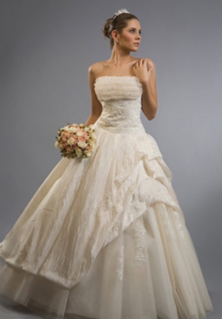 Rochie de mireasa disponibila in Magazinele Calin Events.&nbsp;