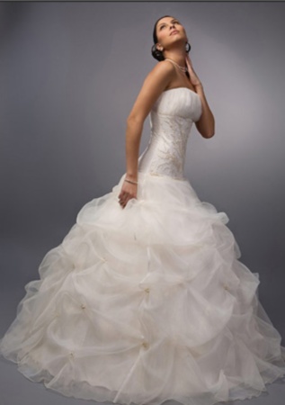 Rochie de mireasa disponibila in Magazinele Calin Events.&nbsp;