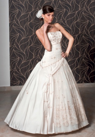 Rochie de mireasa disponibila in magazinele MayaFashion.&nbsp;