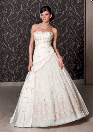 Rochie de mireasa disponibila in magazinele MayaFashion.&nbsp;