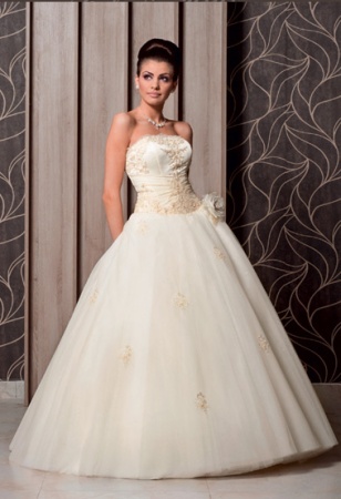 Rochie de mireasa disponibila in magazinele MayaFashion.&nbsp;