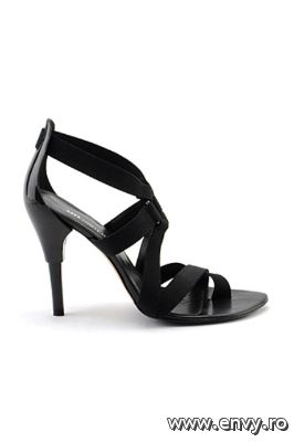Sandale de ocazie disponibile in Magazinele Passion Shoes.&nbsp;