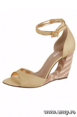 Sandale de ocazie disponibile in magazinele Il Passo.