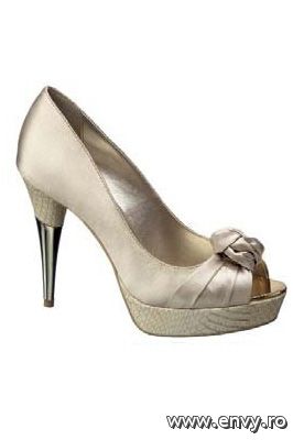Sandale de ocazie disponibile in magazinele Deichmann.