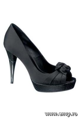 Sandale de ocazie disponibile in magazinele Deichmann.
