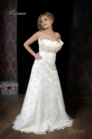Rochie de mireasa disponibila in Magazinele Divine.