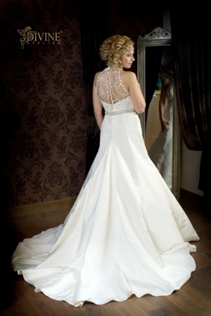 Rochie de mireasa disponibila in Magazinele Divine.