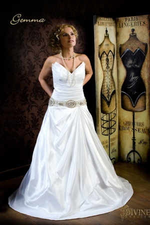 Rochie de mireasa disponibila in Magazinele Divine.